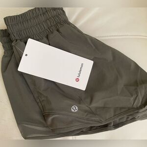 NWT Lululemon Hotty Hot High-Rise Short 2.5" SIZE 2. army green olive NWT PERF